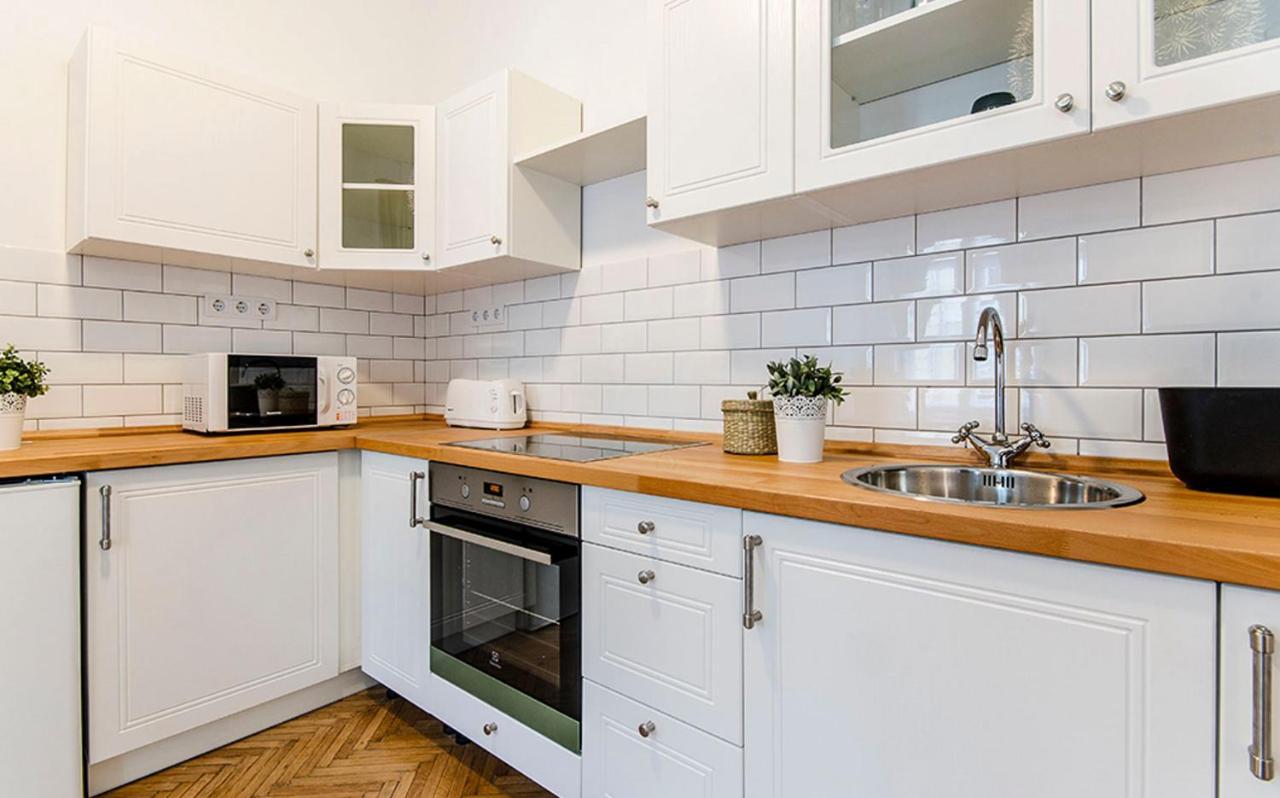 Cozy 2 Bedroom Apartment In Terez Boulevard. Budapest Esterno foto