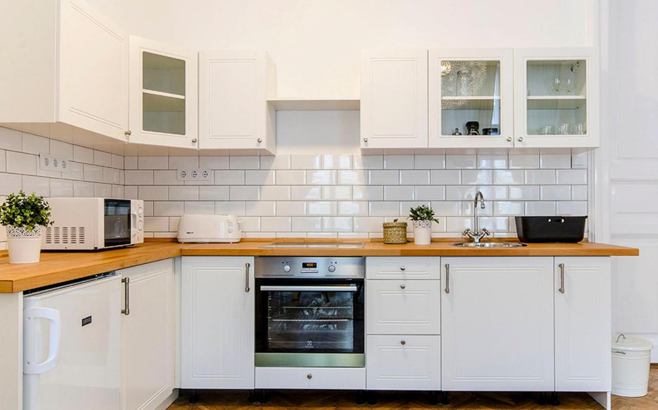 Cozy 2 Bedroom Apartment In Terez Boulevard. Budapest Esterno foto