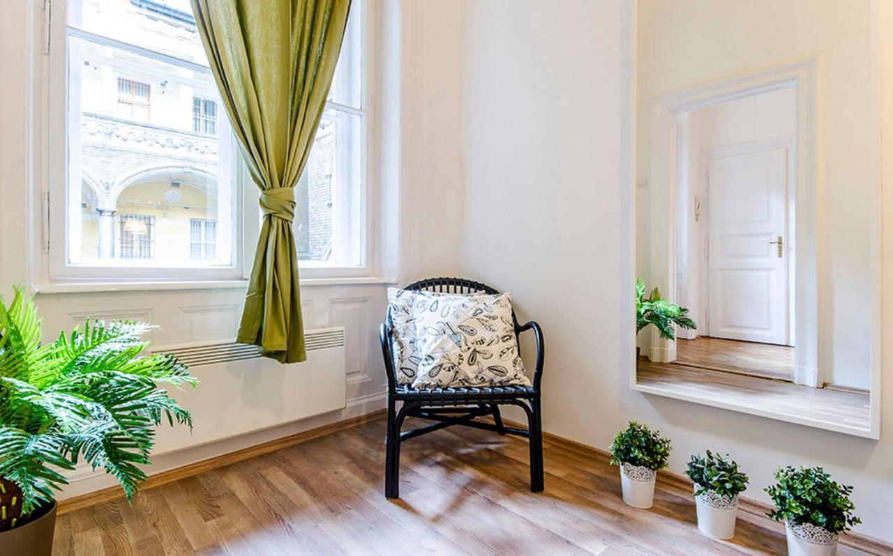 Cozy 2 Bedroom Apartment In Terez Boulevard. Budapest Esterno foto
