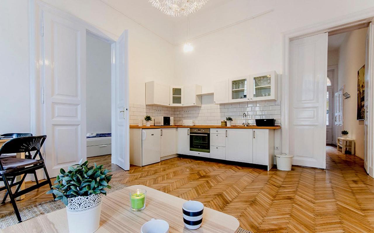 Cozy 2 Bedroom Apartment In Terez Boulevard. Budapest Esterno foto