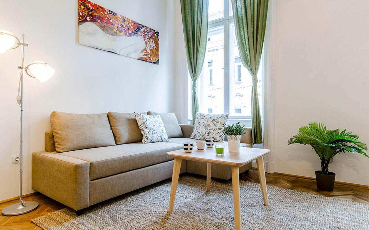 Cozy 2 Bedroom Apartment In Terez Boulevard. Budapest Esterno foto