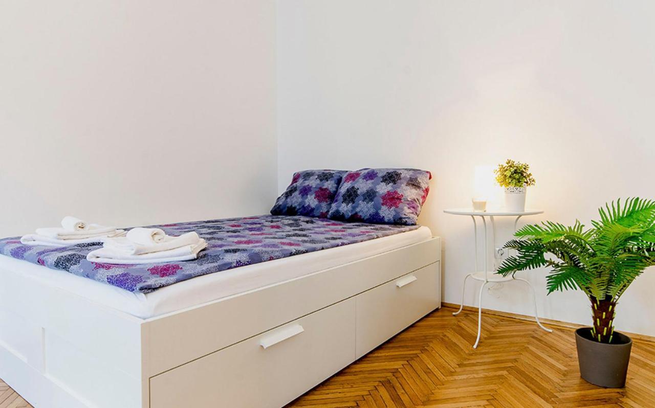 Cozy 2 Bedroom Apartment In Terez Boulevard. Budapest Esterno foto