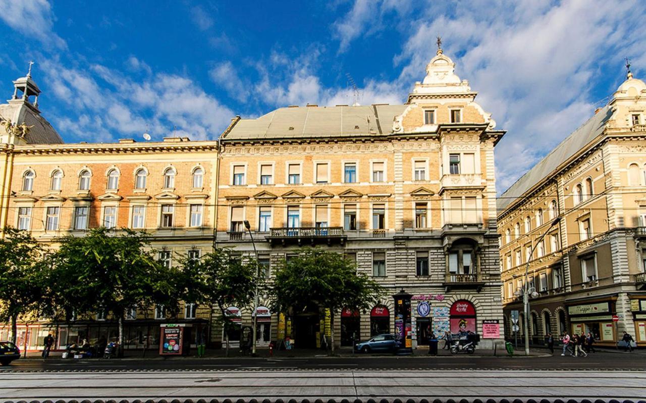 Cozy 2 Bedroom Apartment In Terez Boulevard. Budapest Esterno foto